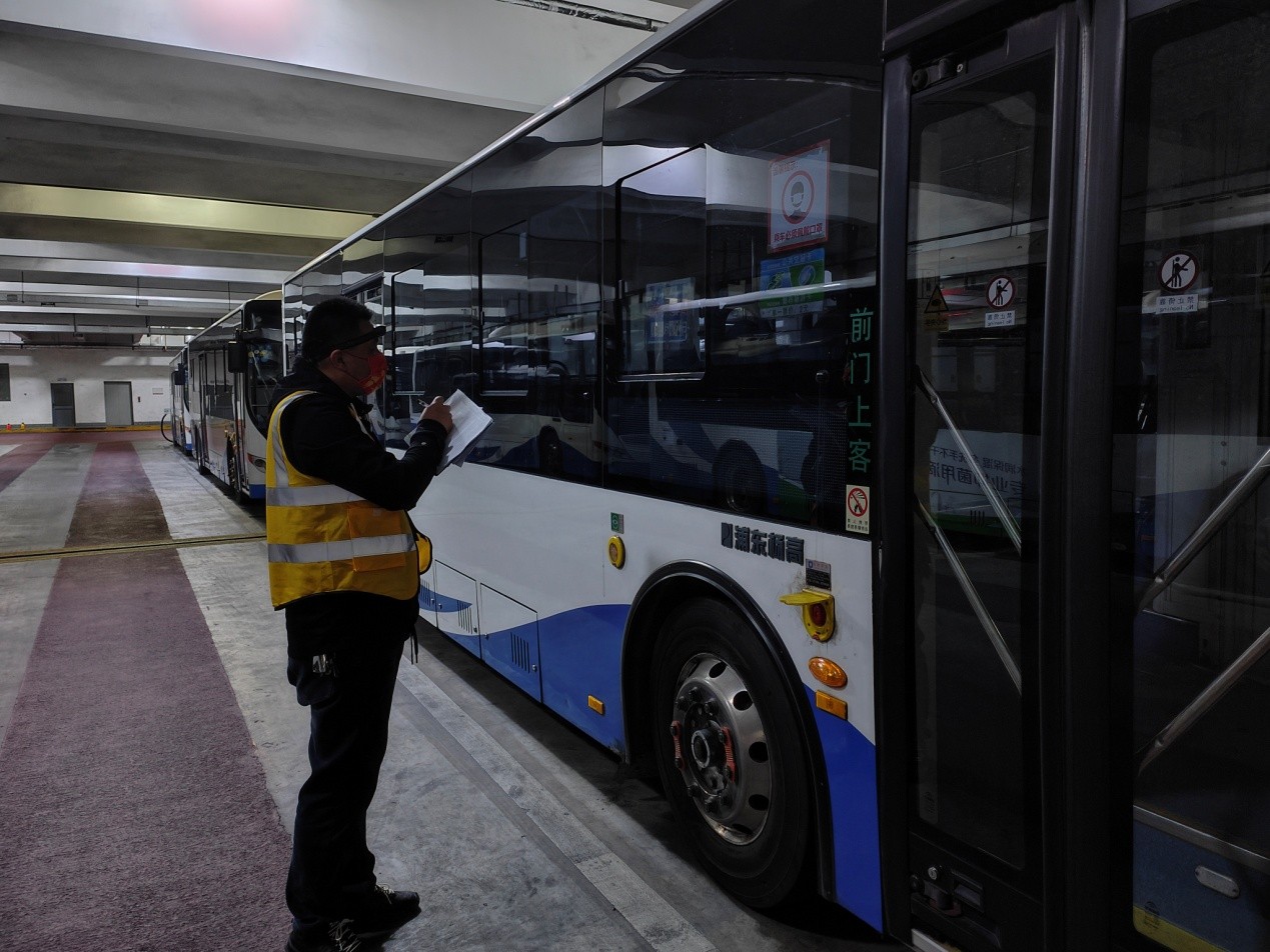 20220317 聚光灯下的坚持 他们是消毒员更是守护员-1