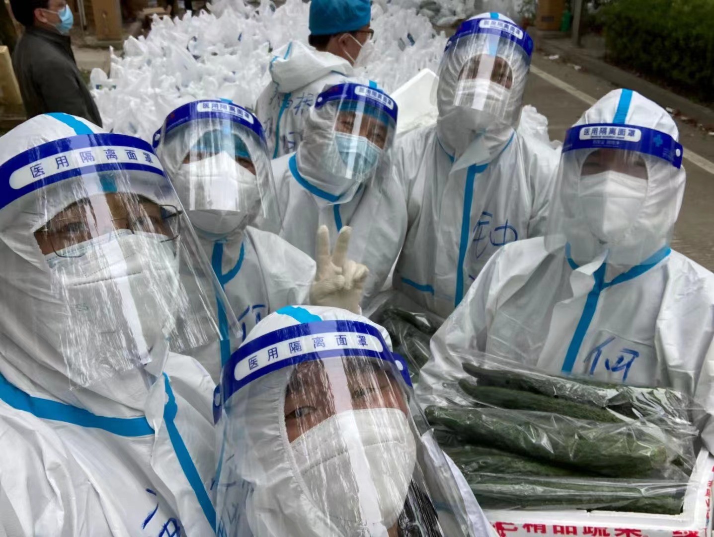 20220403 一线“保供”进行时！外高桥志愿者全力协助守护浦东居民“菜篮子”-6