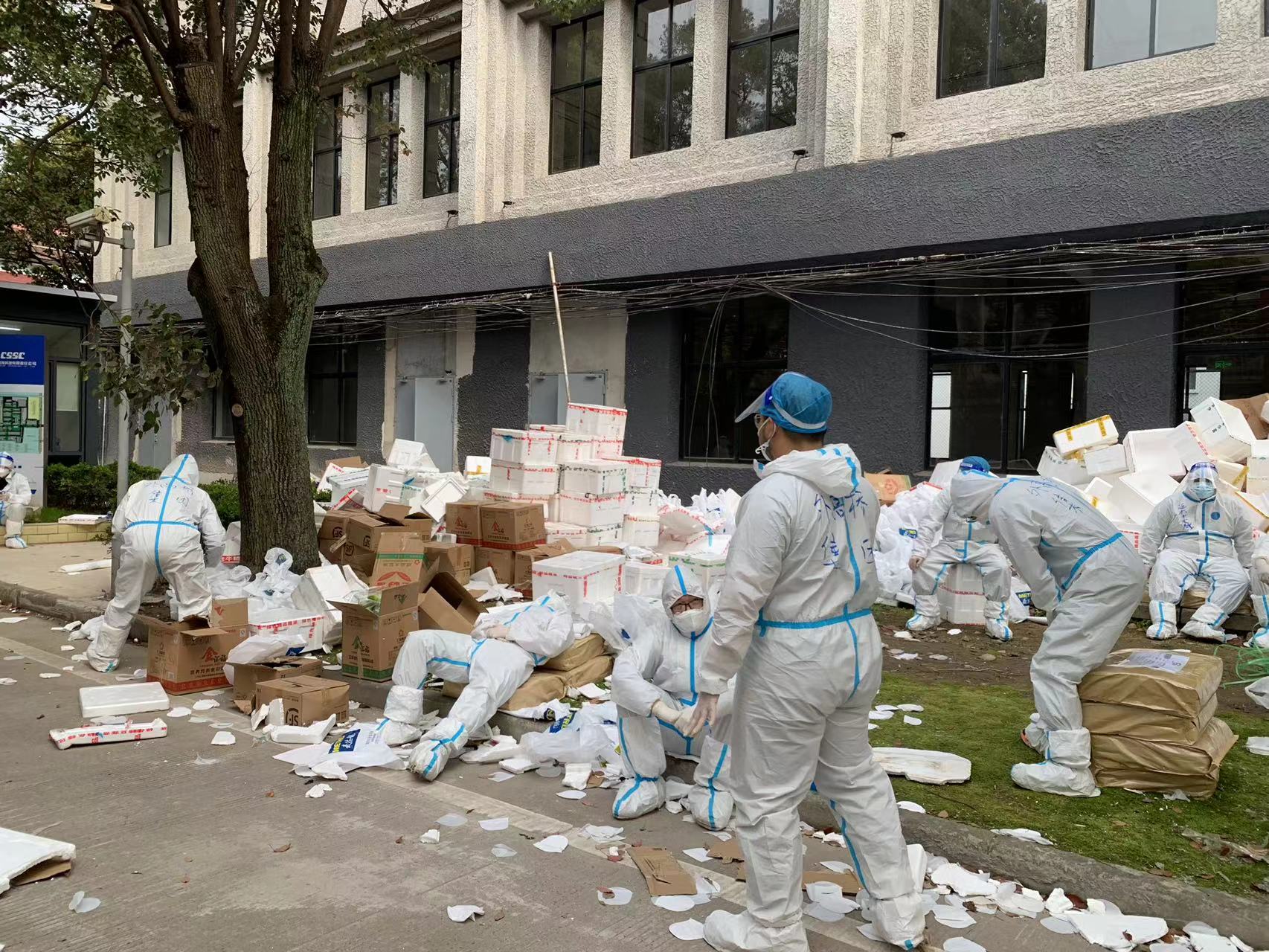20220403 一线“保供”进行时！外高桥志愿者全力协助守护浦东居民“菜篮子”-5