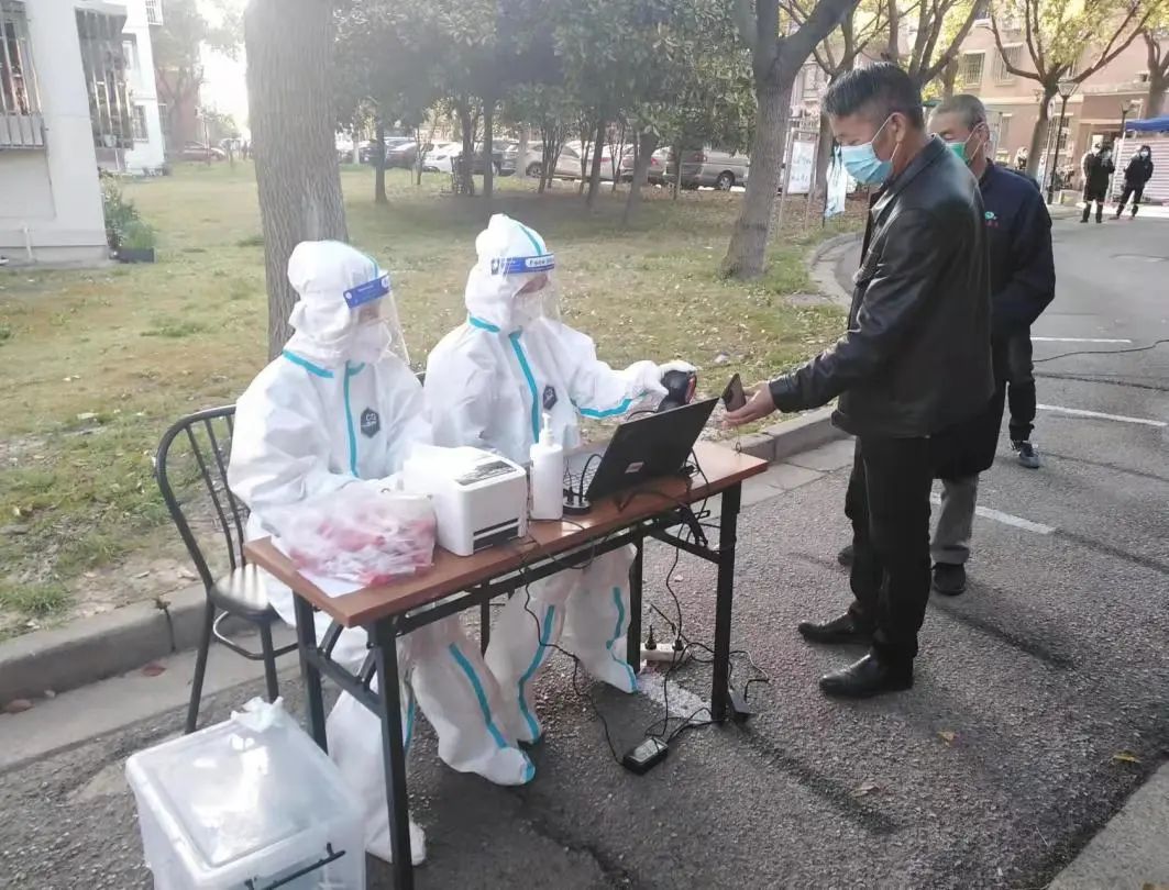 20220421 在家是母女 上阵是战友——浦东水务集团杨英与女儿一起奔赴战“疫”一线-3