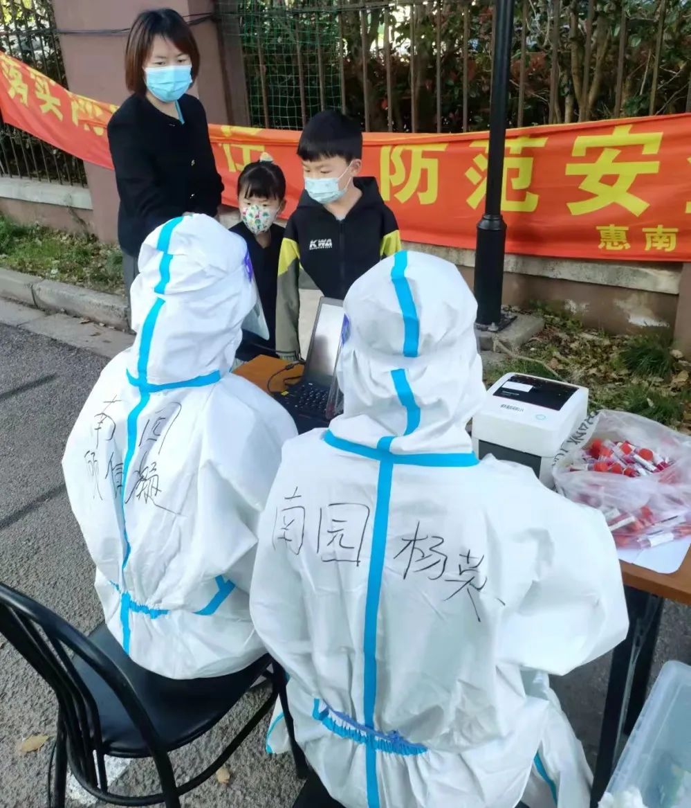 20220421 在家是母女 上阵是战友——浦东水务集团杨英与女儿一起奔赴战“疫”一线-2