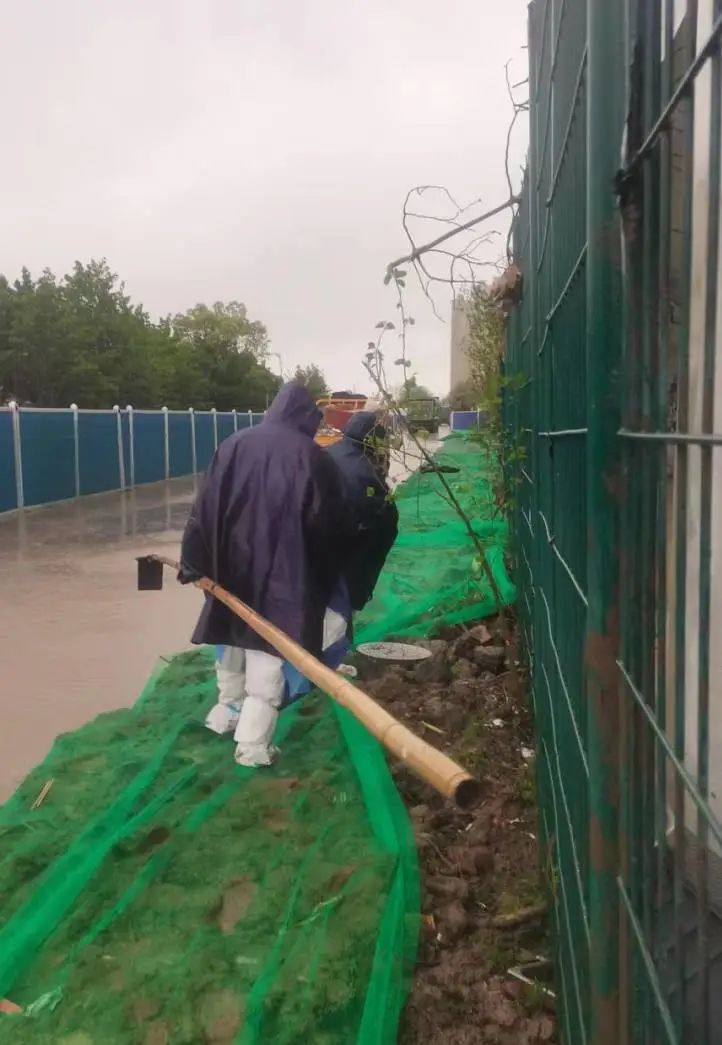 20220416 浦东水务集团：顶风冒雨全力奋战疏通太保应急隔离点污水管网-5