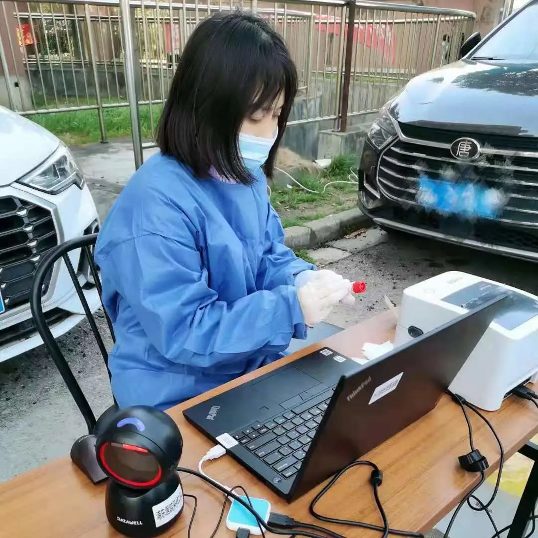 20220421 在家是母女 上阵是战友——浦东水务集团杨英与女儿一起奔赴战“疫”一线-5