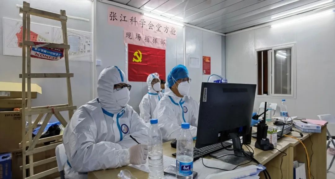 20220502 【红心筑堡垒，“疫”线党旗红】张江科学会堂方舱：党旗在这里高高飘扬-17