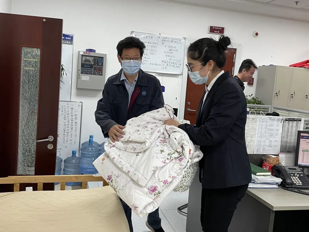 20220618 热线这头的“钢铁前哨”——浦东水务集团自来水公司周荣坚守岗位全力保服务-3