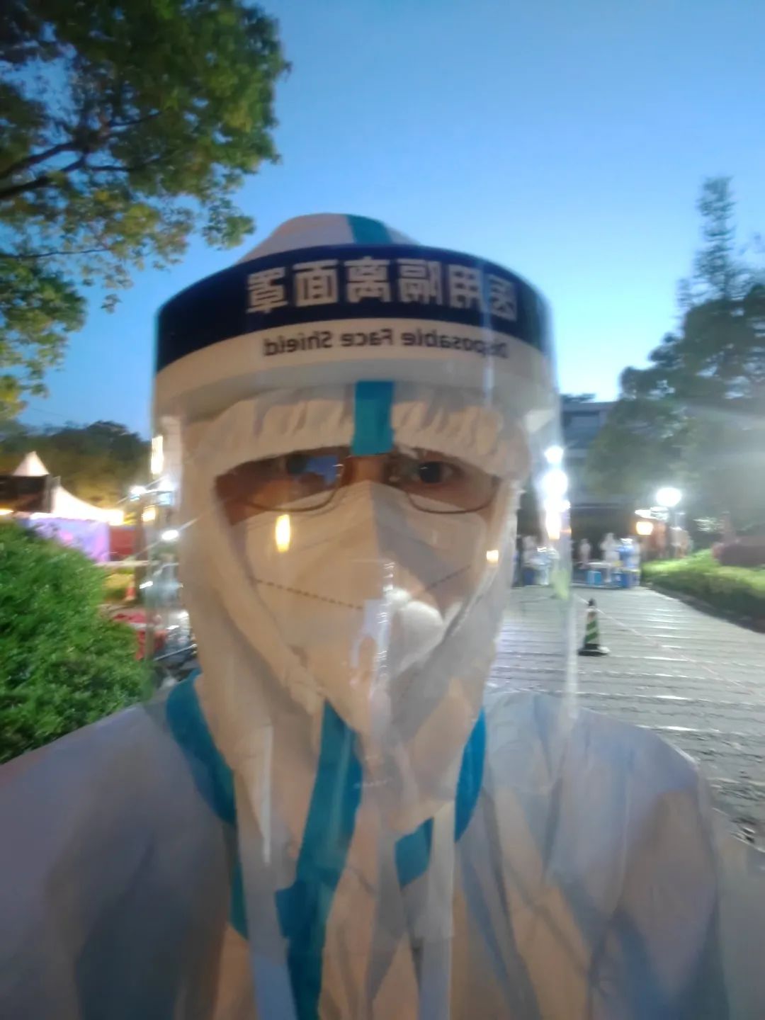 20220612 【红心筑堡垒，“疫”线党旗红】 党旗指引初心不改，抗疫战斗担当在前——办公室党支部奋战疫线为民服务-16