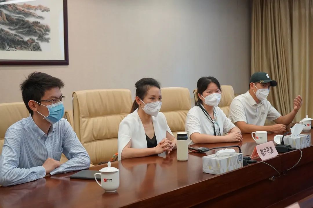 20220628 难忘一起抗疫的65个日夜！慧智公寓租户向浦开集团赠送锦旗-2