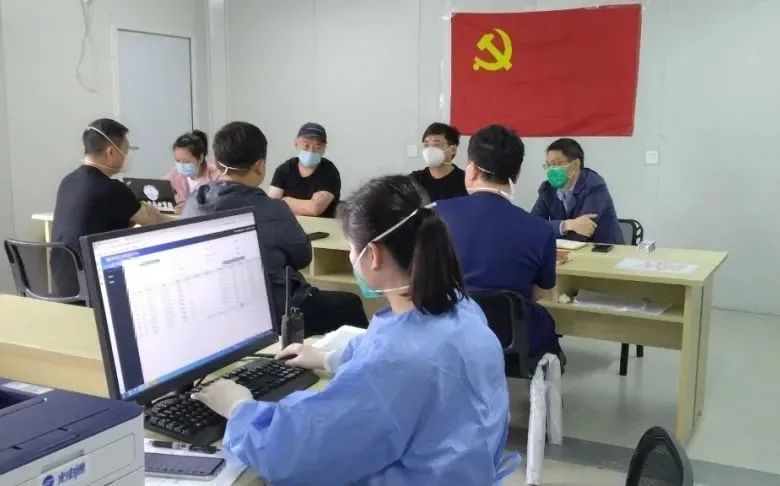 20220612 【红心筑堡垒，“疫”线党旗红】 党旗指引初心不改，抗疫战斗担当在前——办公室党支部奋战疫线为民服务-12
