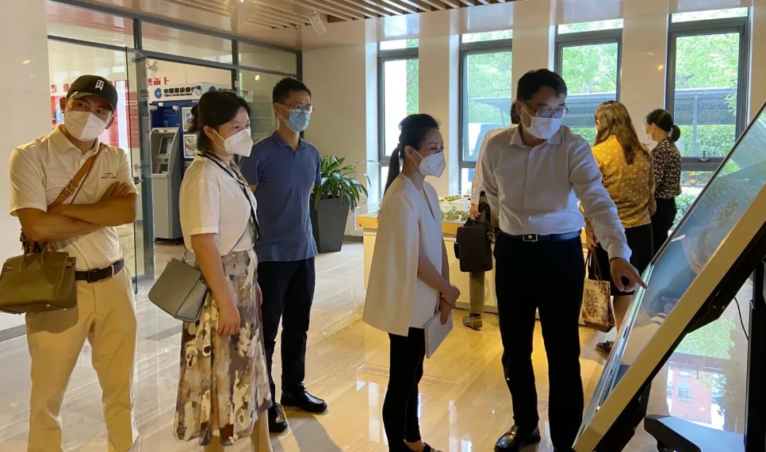 20220628 难忘一起抗疫的65个日夜！慧智公寓租户向浦开集团赠送锦旗-5