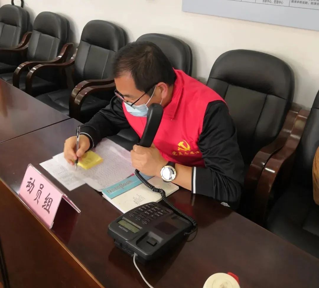 20220612 【红心筑堡垒，“疫”线党旗红】 党旗指引初心不改，抗疫战斗担当在前——办公室党支部奋战疫线为民服务-7