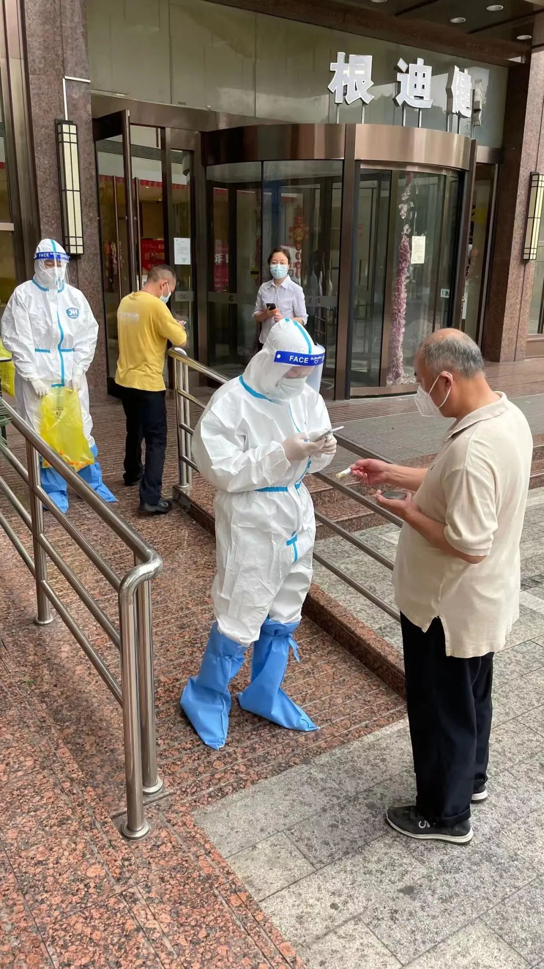 20220623 最危险的地方有TA们的身影！金桥集团防疫志愿者持续奋战在防疫一线-3