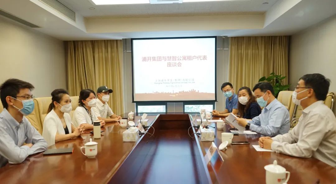20220628 难忘一起抗疫的65个日夜！慧智公寓租户向浦开集团赠送锦旗-3