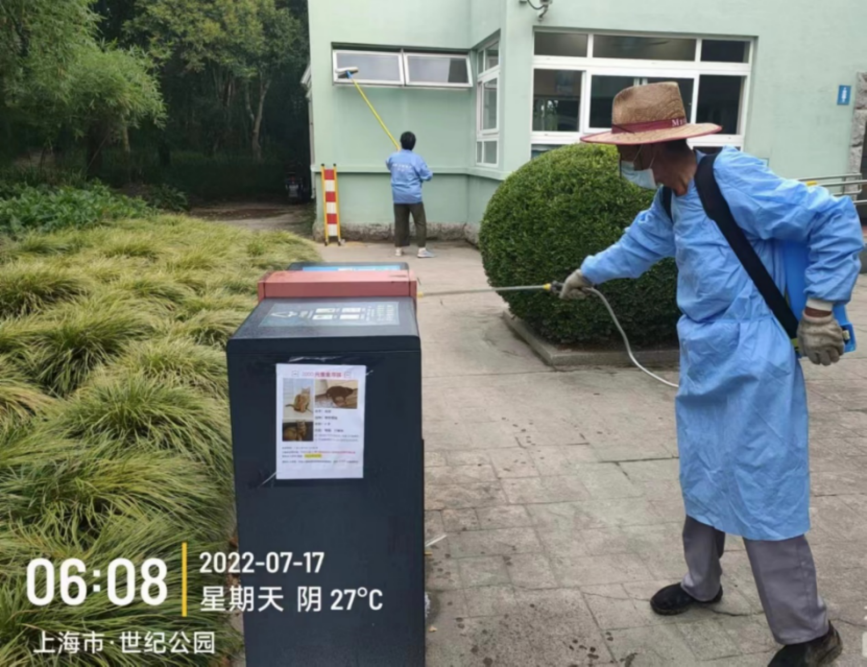 20220721 备战高温天，世纪公园绿化养护与环境保洁两手抓-5