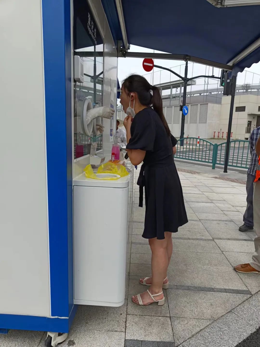 20220802 直击高温下的供销核酸采样人-5