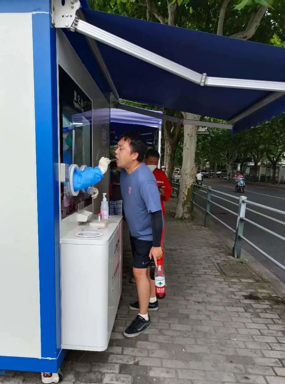 20220802 直击高温下的供销核酸采样人-4