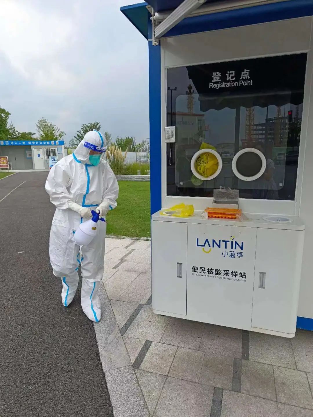 20220802 直击高温下的供销核酸采样人-1