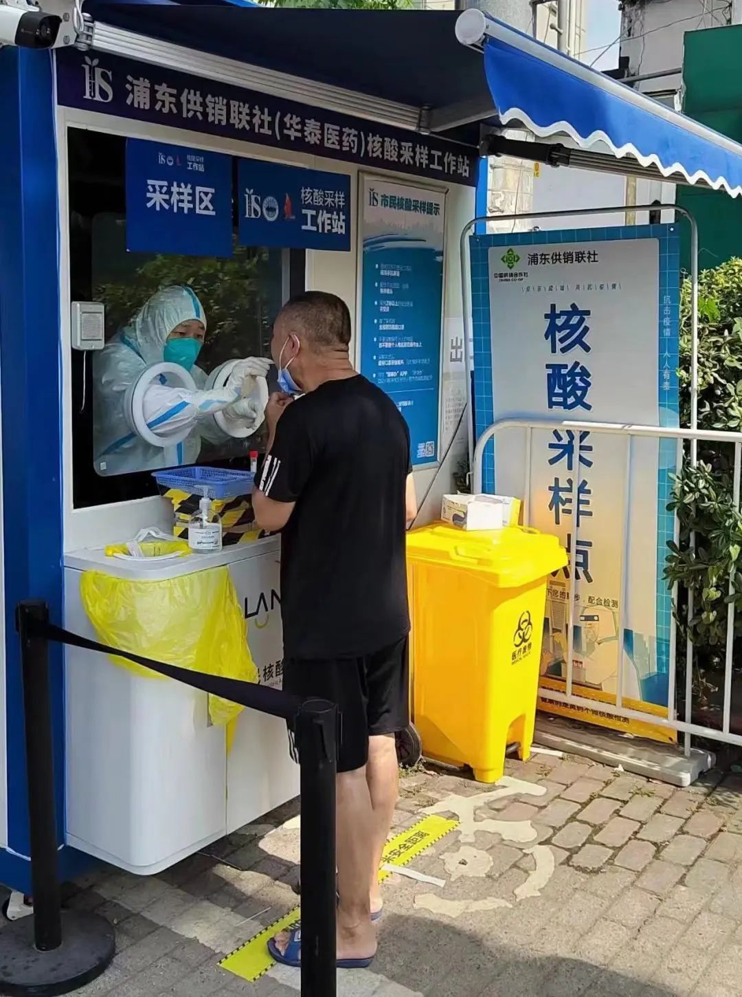 20220802 直击高温下的供销核酸采样人-3