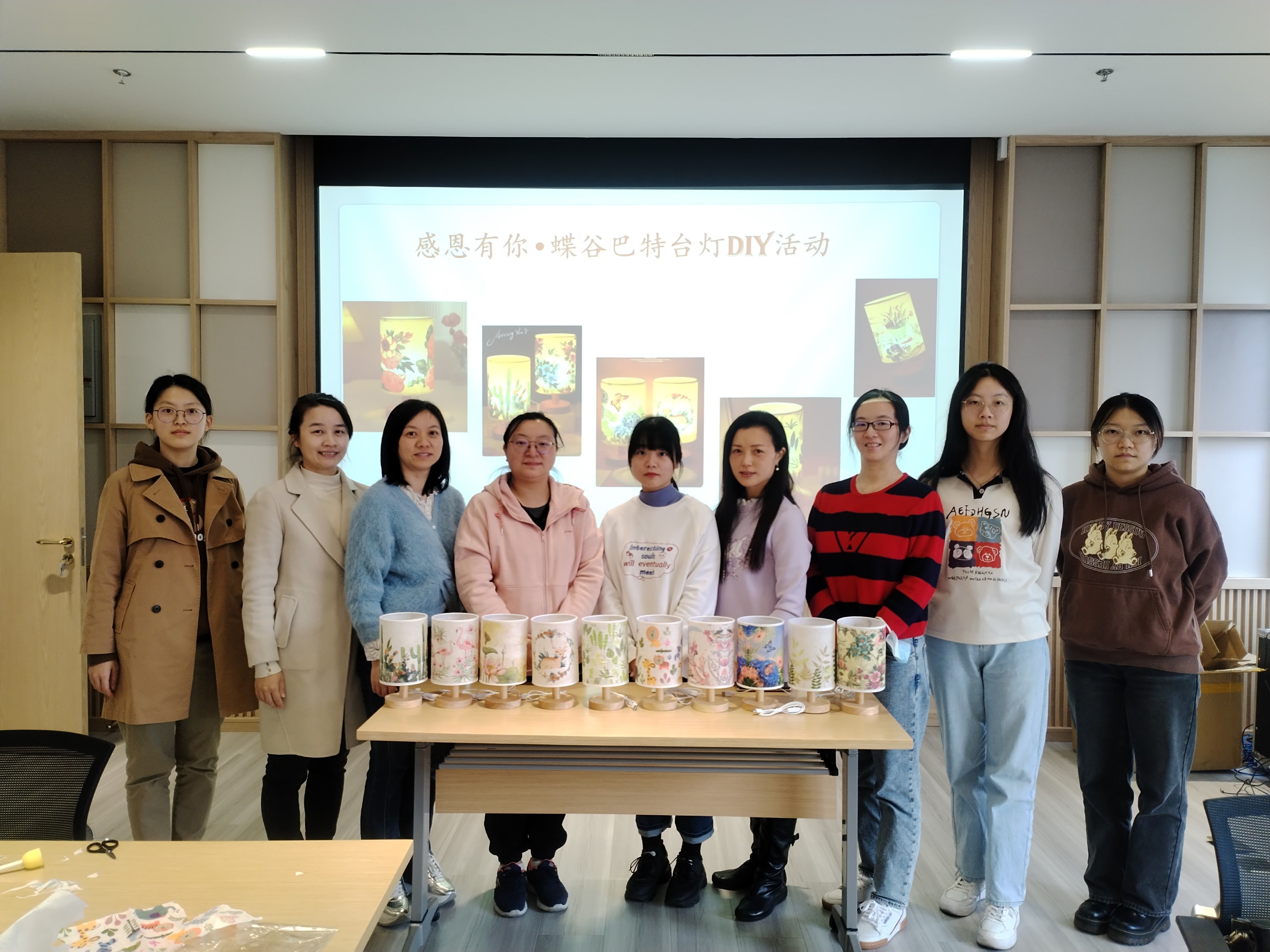 20231124 “一盏灯，一屋暖”协会举办感恩有你，蝶谷巴特台灯DIY活动-1